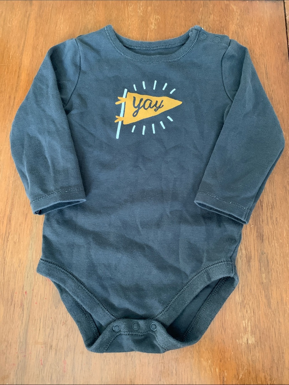 🍓3/$10 NWOT Gymboree Charcoal Long-Sleeve Bodysuit with Yellow Pennant Graphic